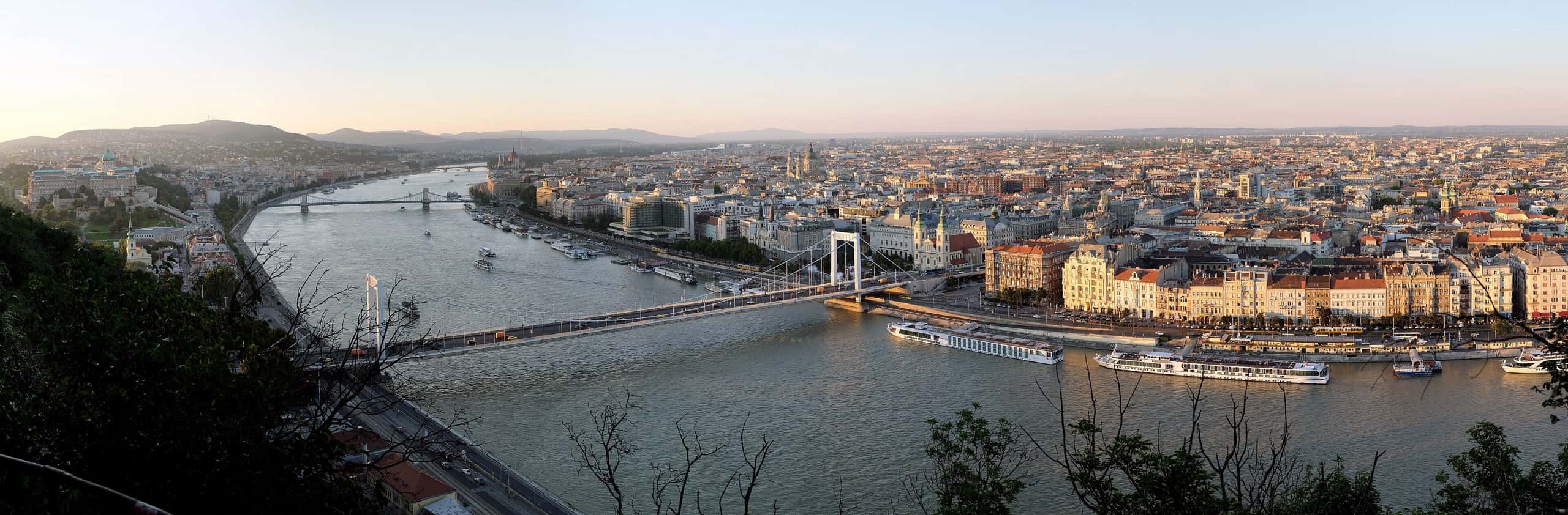 Budapest látképe a Gellért-hegyről, a Dunával és az Erzsébet híddal